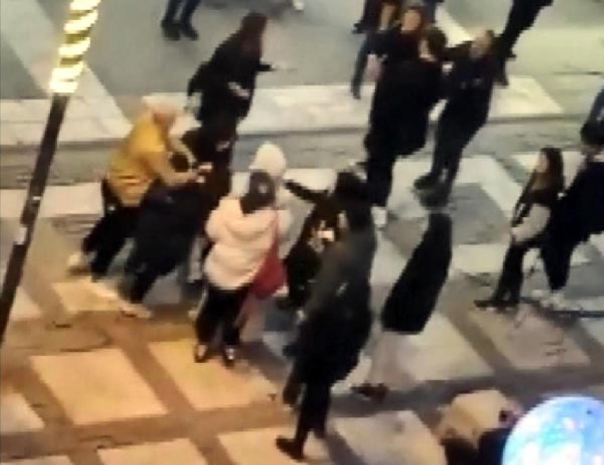 Avcılar'da genç kızların kedi kavgası! Vatandaşlar güçlükle ayırdı