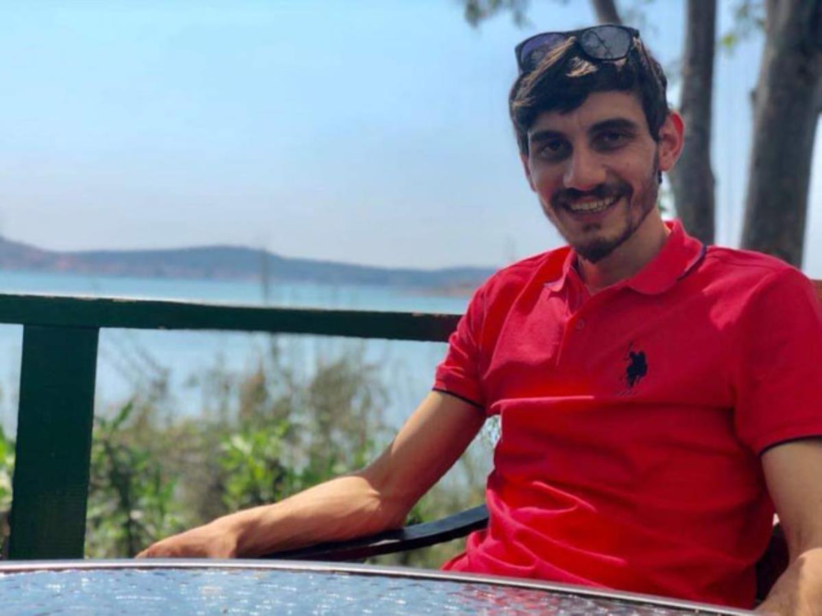 Ayakkabı giyerken belindeki tabancası ateş aldı