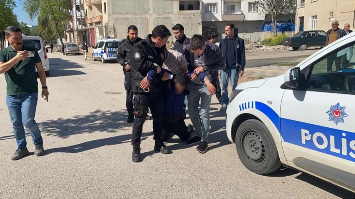 Babasını yumruklayan genç kaçarken bir kişiyi de boğmaya çalıştı