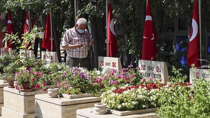 Başkentte şehit aileleri, yakınlarının kabrini ziyaret edip dualar okudu
