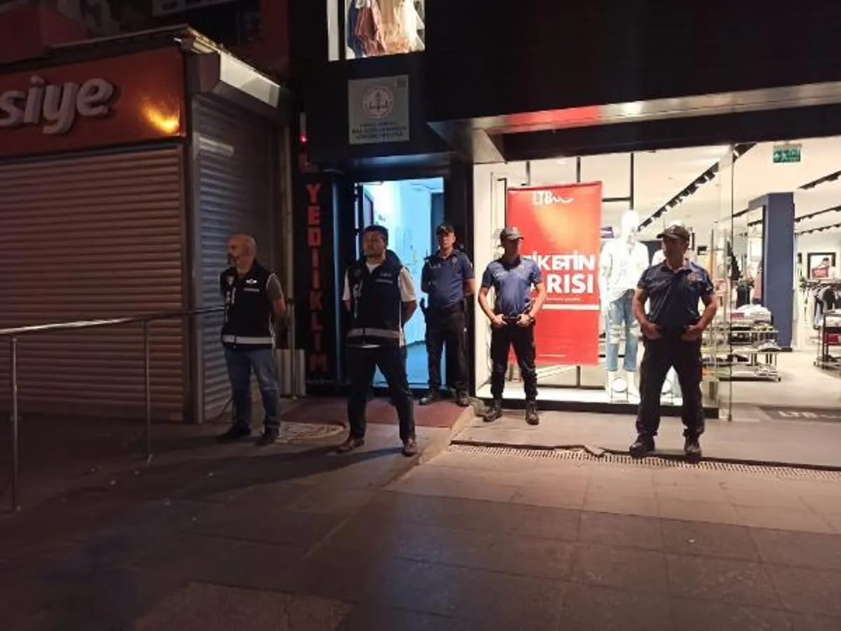 Yayınevindeki aramada çok sayıda materyal ve kitapçığa el konuldu