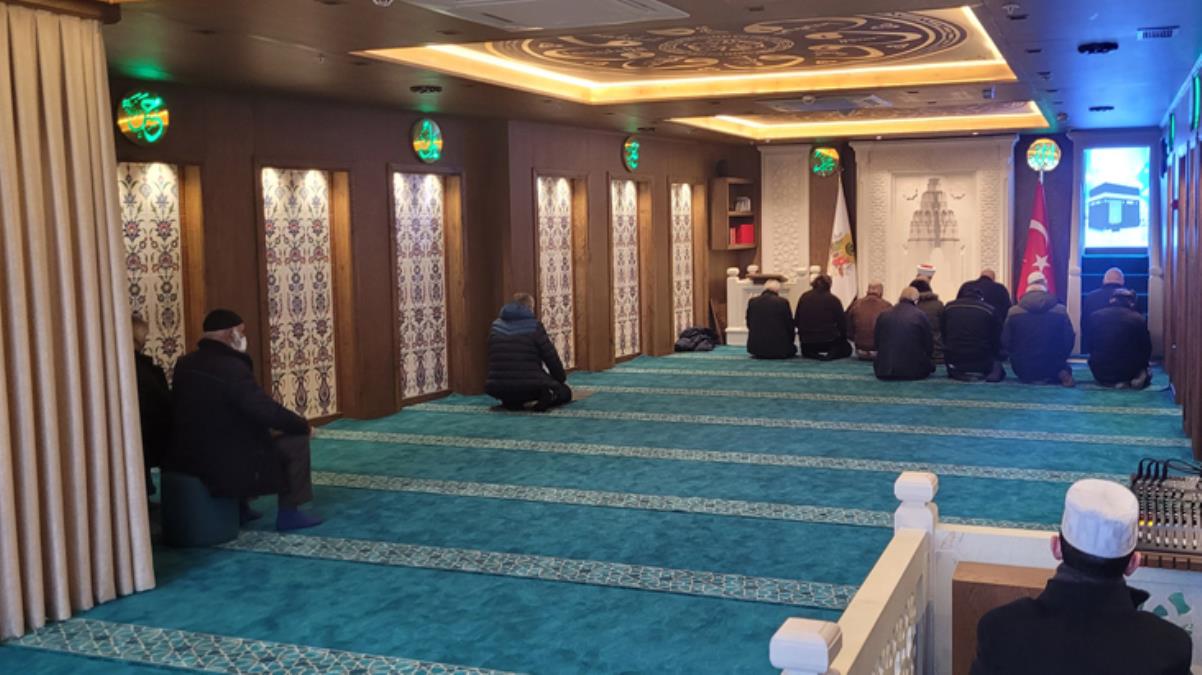 Bu camide yalnızca 3 vakit namaz kılınıyor