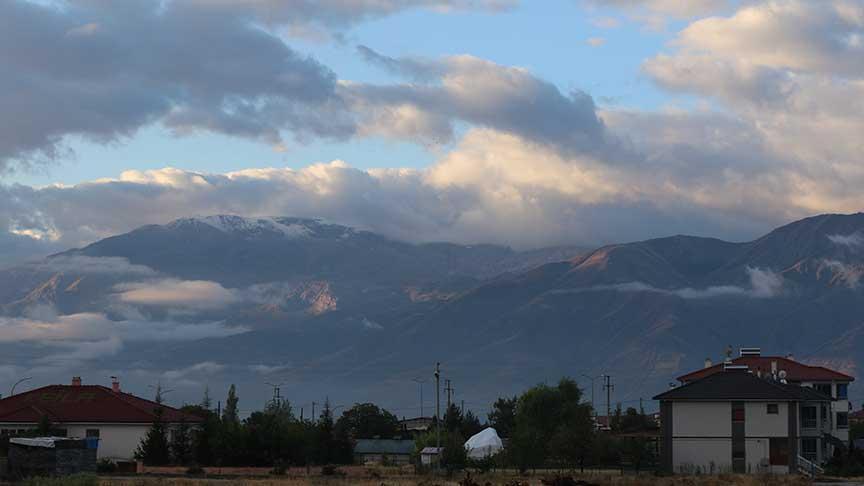 Yılın ilk karı yağdı: Kent merkezinden görüldü