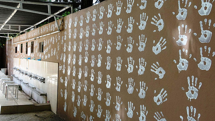 Caminin duvarlarını avuç içiyle boyadı, gözaltına alındı