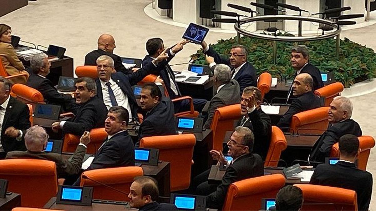 CHP'li Özkoç gösterdi! Fuat Oktay'ın uyuşturucu ile yakalanan isimle çekilen fotoğrafları Meclis'te büyük tartışma yarattı