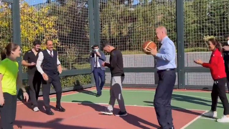 Cumhurbaşkanı Erdoğan gençlerle basketbol oynadı