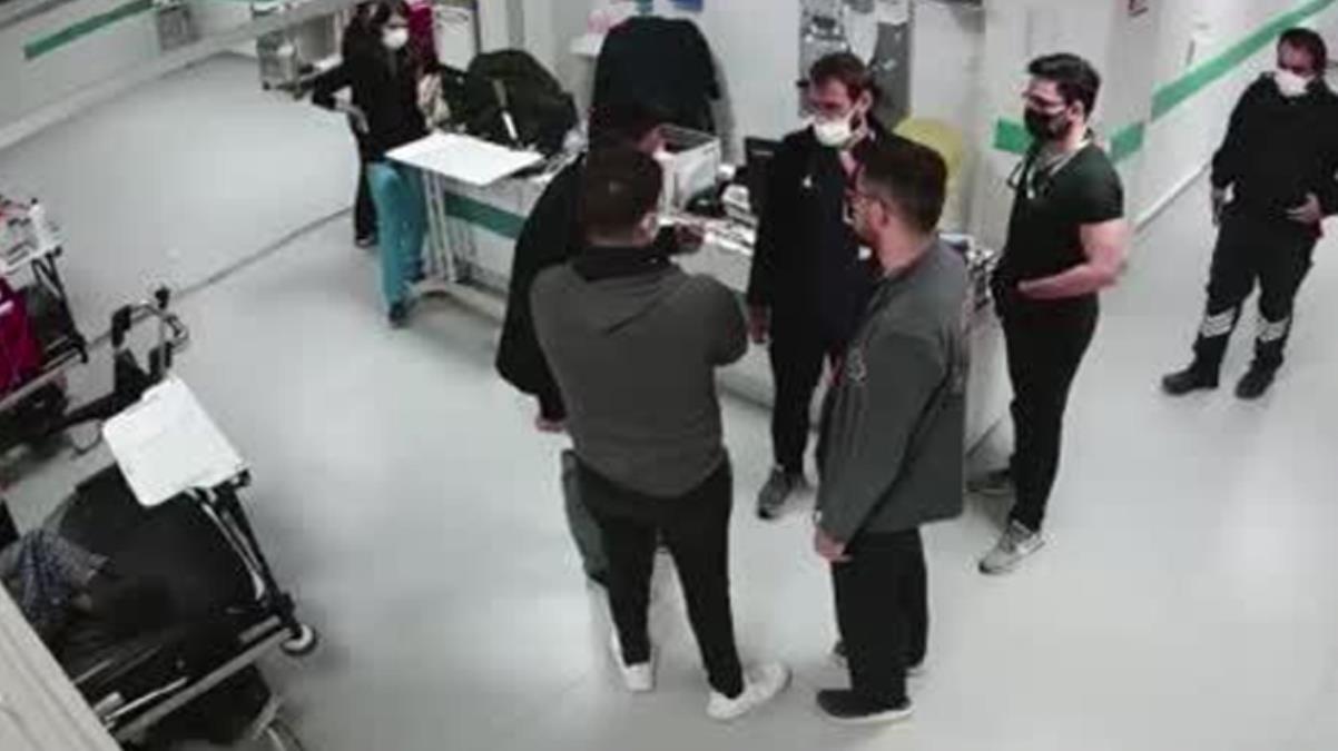 Sinirli Bir Doktor Yazık Olan Bir Uzman Çavuş