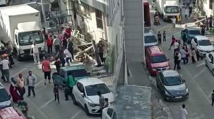 Esenyurt'ta kadınların kavgasına erkekler de dahil oldu, ortalık karıştı