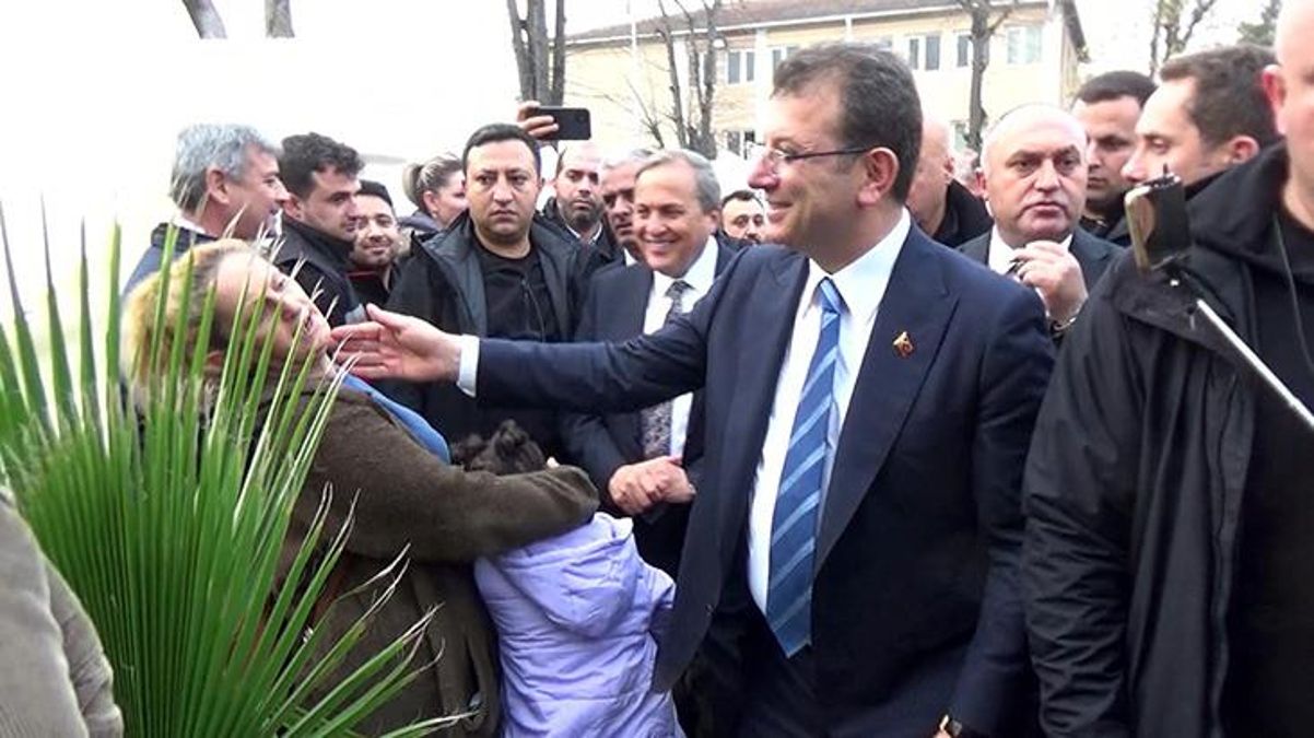 Sevgi gösterine bir anda bağırıp tepki gösterdi