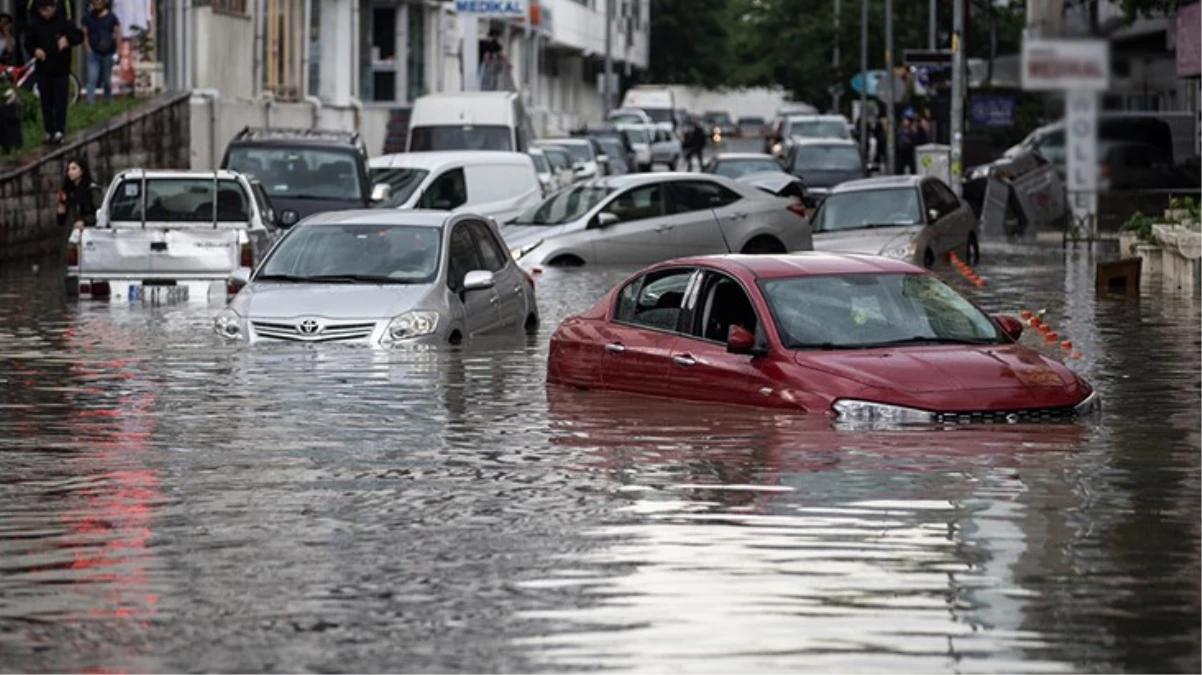 İstanbul Valiliği'nden kuvvetli yağış uyarısı: Saat 16.00'ya kadar dikkatli olunmalı