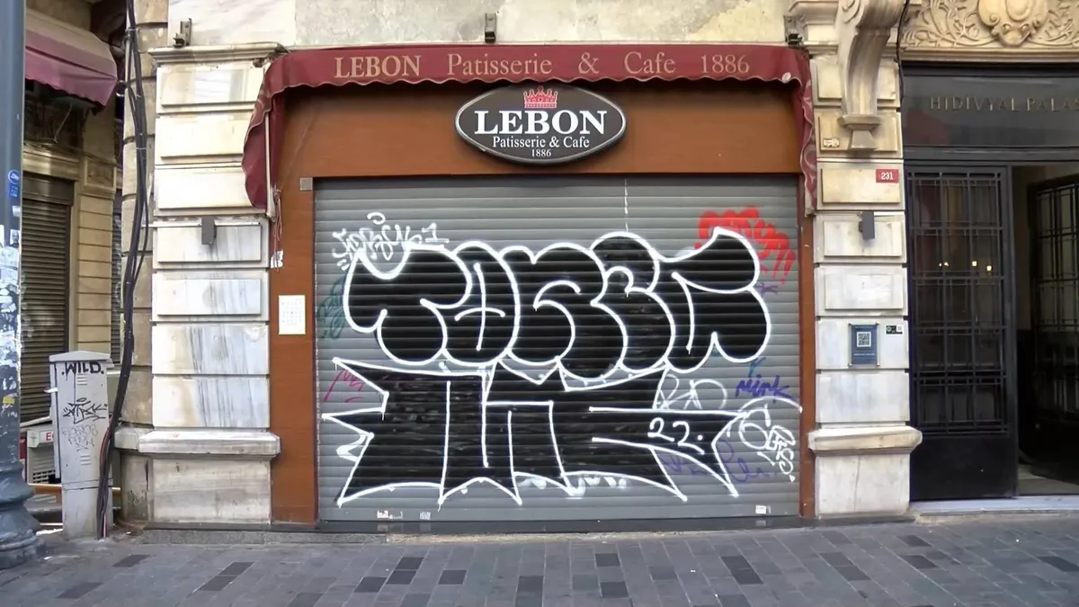  212 yıllık Lebon pastanesi de kepenkleri indirdi