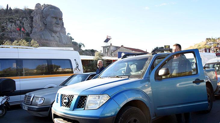 İzmir'de Atatürk anıldı! Hayat 1 dakikalığına durdu