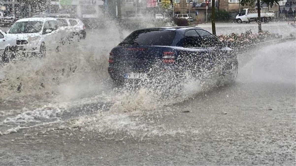Kırşehir'de şiddetli yağış! 10 dakikada caddeler göle döndü