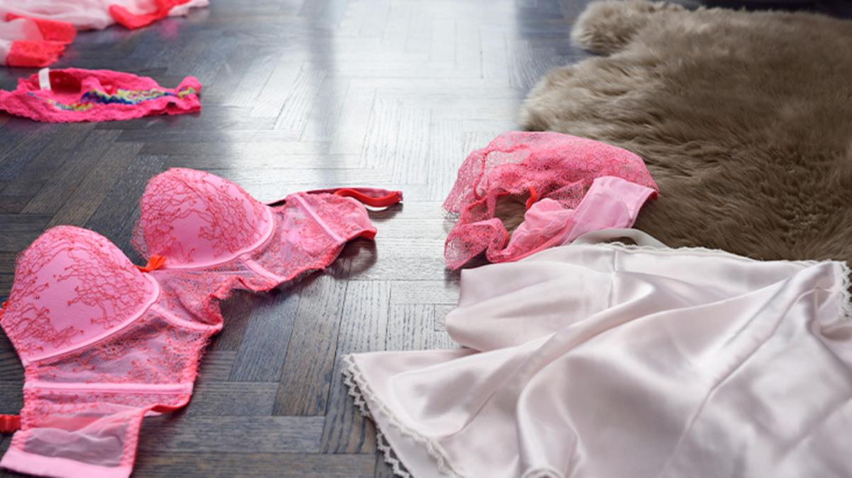 Duruşmada ceza alınca, eski sevgilisinin iç çamaşırlarını onun yüzüne fırlattı