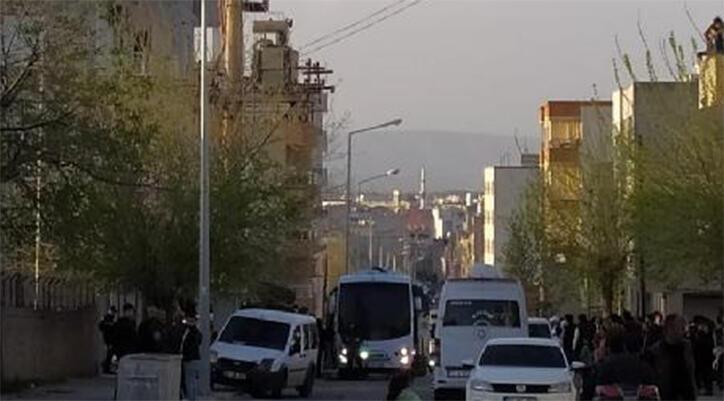 'Nişan atan' çiftin aileleri arasında taşlı sopalı kavga: Yaralılar var