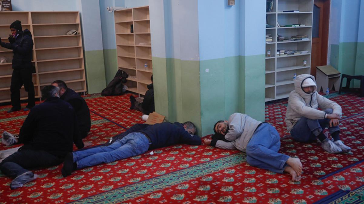 Oda fiyatları 5'e katlanınca vatandaş geceyi camide geçirdi
