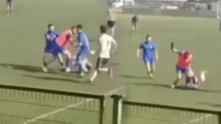Sahaya giren futbolcu, ayağından çıkardığı kramponla rakibini yaraladı