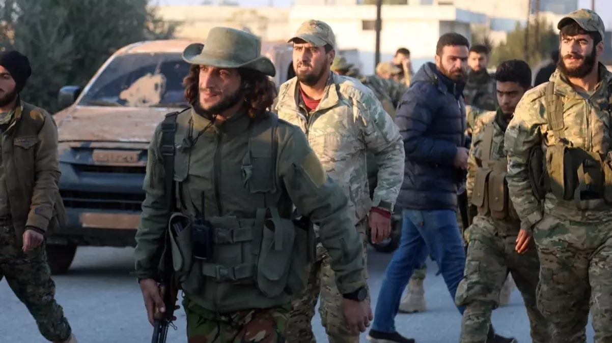 Silahlı muhalifler Hama'ya girdi, rejim güçleri Humus'a çekiliyor