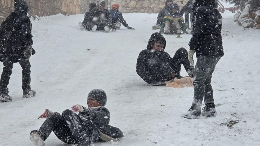Son dakika... Eğitime kar engeli! 2 kentte okullar tatil edildi