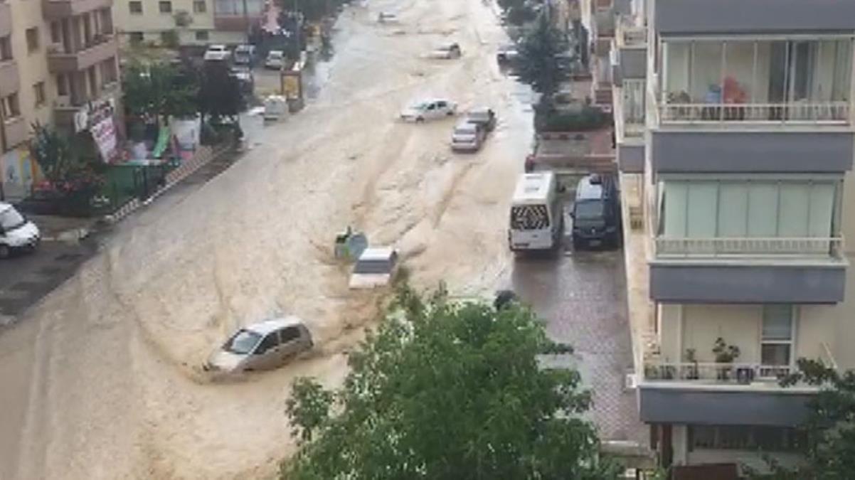 Caddeleri sel bastı, araçlar sürüklendi