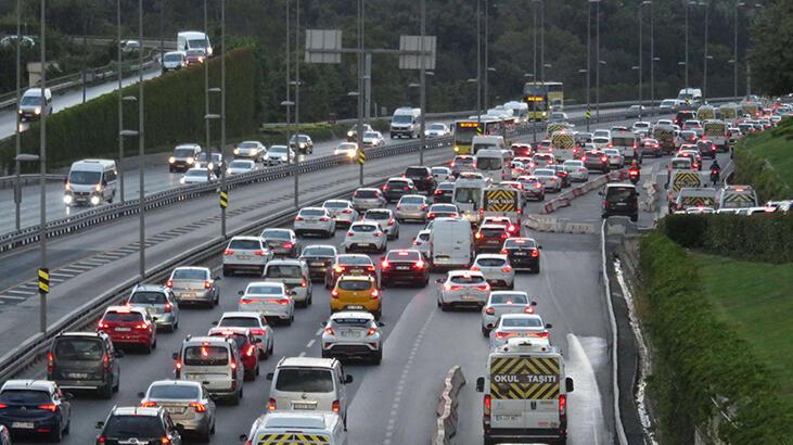 İstanbul'da okullar açıldı! Trafikte yoğunluk
