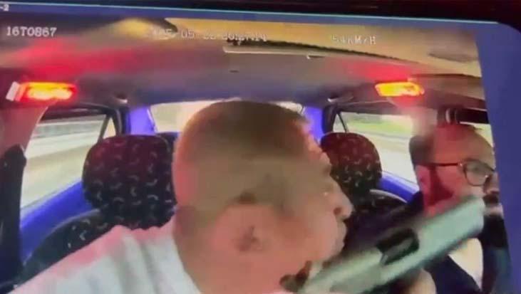 Taksiciyi silahla gezdirip gasp etti!