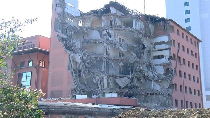 Tarihi Hastane'nin dahiliye binasının yıkımına başlandı