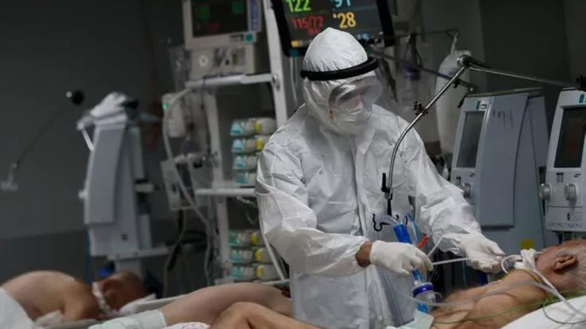 Türkiye'de de yayılan Omicron varyantının yeni belirtisinin şiddetli gece terlemeleri olduğu ortaya çıktı